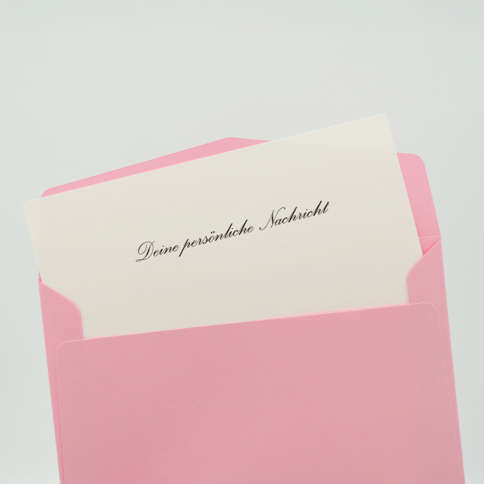 Personalisierte Grußkarte in rosa Umschlag mit der Aufschrift ‚Deine persönliche Nachricht‘ – ideal als Ergänzung zu Flor de Luxe Blumenboxen.