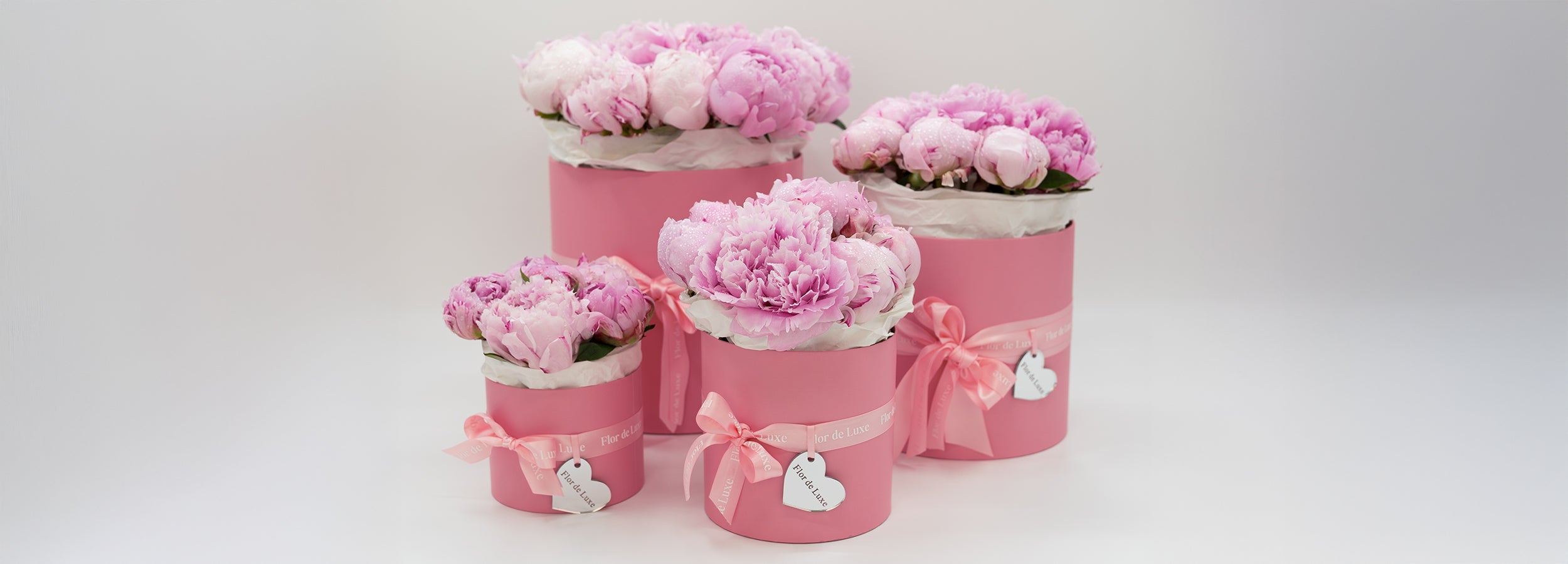 Rosafarbene Pfingstrosen in Blumenboxen in vier Größen – edle Geschenkidee von Flor de Luxe.
